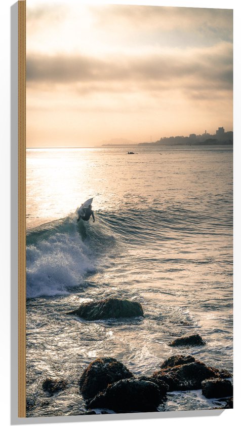 WallClassics - Hout - Surfer op Zee aan de Kust - 50x100 cm - 12 mm dik - Foto op Hout (Met Ophangsysteem)