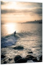 WallClassics - Dibond - Surfer op Zee aan de Kust - 100x150 cm Foto op Aluminium (Met Ophangsysteem)