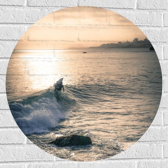 WallClassics - Muursticker Cirkel - Surfer op Zee aan de Kust - 70x70 cm Foto op Muursticker