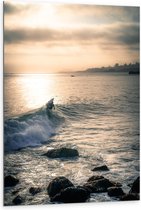 WallClassics - Dibond - Surfer op Zee aan de Kust - 80x120 cm Foto op Aluminium (Met Ophangsysteem)