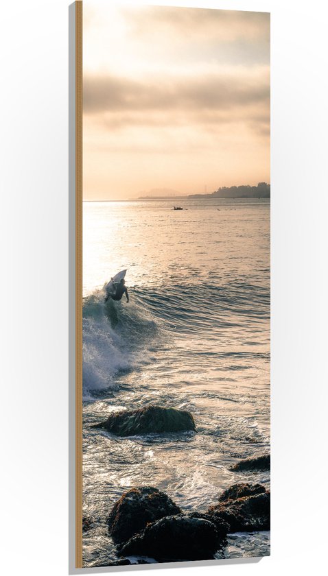 WallClassics - Hout - Surfer op Zee aan de Kust - 50x150 cm - 12 mm dik - Foto op Hout (Met Ophangsysteem)