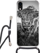 Telefoonhoesje Geschikt voor iPhone XR - Schotse Hooglander - Zwart - Wit - Siliconen - Crossbody - Backcover met Koord - Telefoonhoesje met koord - Hoesje met touw