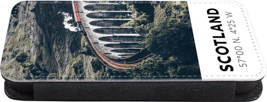 Telefoonhoesje Geschikt voor iPhone 7 telefoonhoesje - Schotland - Trein - Zomer - Spoor - Met vakjes - Wallet case met magneetsluiting