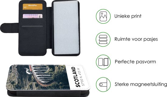 Telefoonhoesje Geschikt voor iPhone 7 telefoonhoesje - Schotland - Trein - Zomer - Spoor - Met vakjes - Wallet case met magneetsluiting