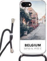Hoesje met koord Geschikt voor iPhone SE 2020 - België - Café - Terras - Rood - Siliconen - Crossbody - Backcover met Koord - Telefoonhoesje met koord - Hoesje met touw