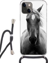 Hoesje met koord Geschikt voor iPhone 13 - Paard - Zwart - Wit - Portret - Siliconen - Crossbody - Backcover met Koord - Telefoonhoesje met koord - Hoesje met touw