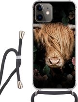 Hoesje met koord Geschikt voor iPhone 12 Mini - Schotse hooglander - Koe - Bladeren - Siliconen - Crossbody - Backcover met Koord - Telefoonhoesje met koord - Hoesje met touw