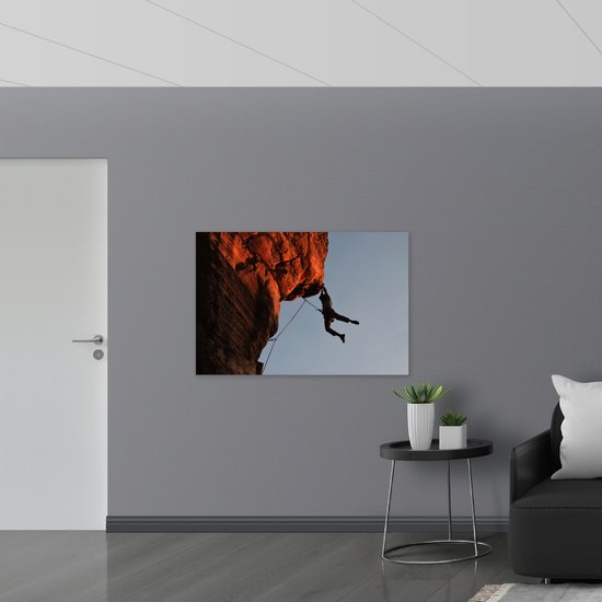 WallClassics - PVC Schuimplaat- Bergbeklimmer aan Rotsachtige Berg - 120x80 cm Foto op PVC Schuimplaat