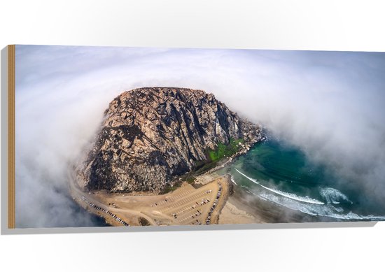 WallClassics - Hout - Wolken Rond Grote Rotsachtige Berg - 100x50 cm - 12 mm dik - Foto op Hout (Met Ophangsysteem)
