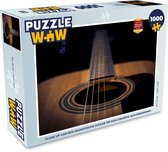 Puzzel Close up van een Akoestische gitaar op een zwarte achtergrond - Legpuzzel - Puzzel 1000 stukjes volwassenen