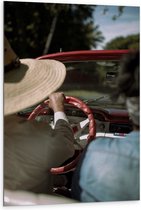 WallClassics - Dibond - Oud Koppel in Cabrio - 80x120 cm Foto op Aluminium (Met Ophangsysteem)