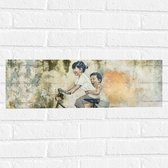 WallClassics - Muursticker - Muurschildering van Twee Broertjes met Geparkeerde Fiets - 60x20 cm Foto op Muursticker