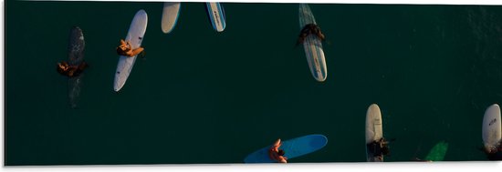 WallClassics - Dibond - Bovenaanzicht van Groep Surfers op Oceaan - 90x30 cm Foto op Aluminium (Wanddecoratie van metaal)