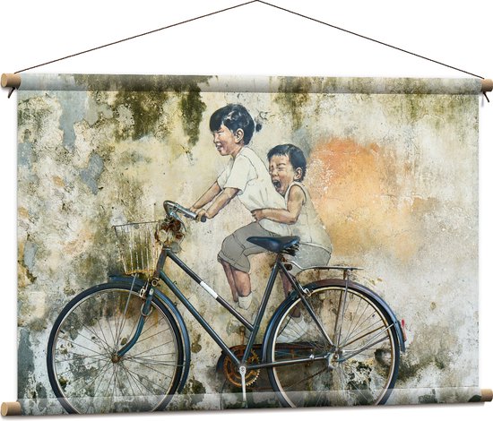 WallClassics - Textielposter - Muurschildering van Twee Broertjes met Geparkeerde Fiets - 90x60 cm Foto op Textiel