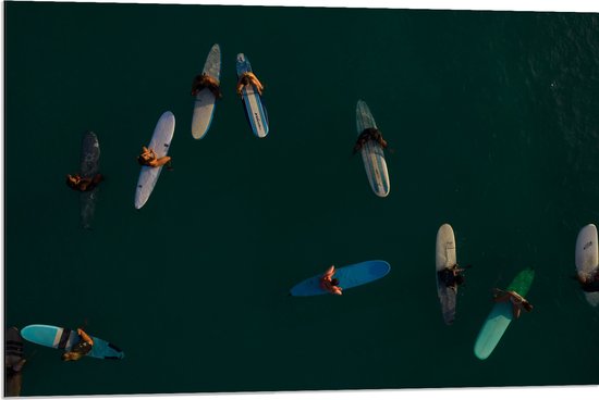 WallClassics - Dibond - Bovenaanzicht van Groep Surfers op Oceaan - 90x60 cm Foto op Aluminium (Met Ophangsysteem)