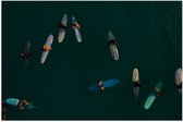 WallClassics - Poster (Mat) - Bovenaanzicht van Groep Surfers op Oceaan - 90x60 cm Foto op Posterpapier met een Matte look