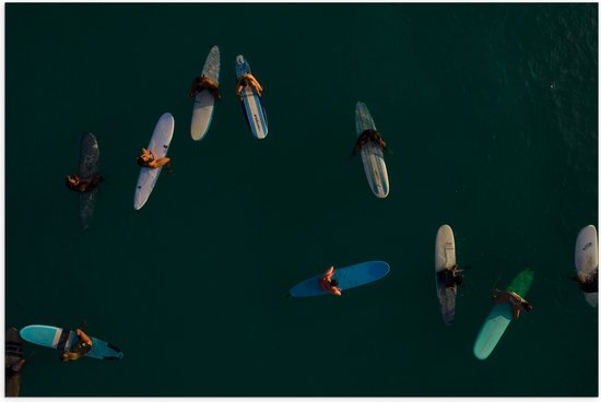 WallClassics - Poster (Mat) - Bovenaanzicht van Groep Surfers op Oceaan - 90x60 cm Foto op Posterpapier met een Matte look