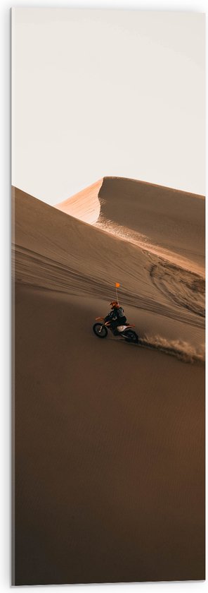 WallClassics - Acrylglas - Motorcrosser met Oranje Vlag op Berg in Woestijn - 30x90 cm Foto op Acrylglas (Met Ophangsysteem)