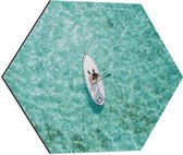 WallClassics - Dibond Hexagon - Bovenaanzicht van Suppende Vrouw op Heldere Oceaan - 50x43.5 cm Foto op Hexagon (Met Ophangsysteem)