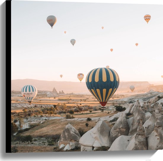 WallClassics - Canvas  - Luchtballonnen boven Landschap - 60x60 cm Foto op Canvas Schilderij (Wanddecoratie op Canvas)