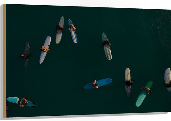 WallClassics - Hout - Bovenaanzicht van Groep Surfers op Oceaan - 120x80 cm - 12 mm dik - Foto op Hout (Met Ophangsysteem)