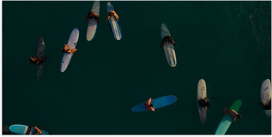 WallClassics - Poster (Mat) - Bovenaanzicht van Groep Surfers op Oceaan - 100x50 cm Foto op Posterpapier met een Matte look