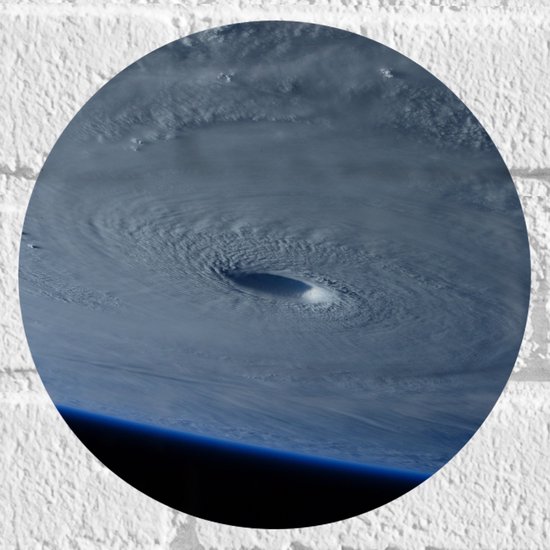 WallClassics - Muursticker Cirkel - Orkaan vanuit de Ruimte - 20x20 cm Foto op Muursticker