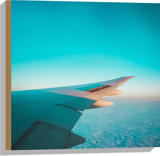WallClassics - Hout - Witte Vleugel van Vliegtuig boven Schapenwolken - 50x50 cm - 12 mm dik - Foto op Hout (Met Ophangsysteem)
