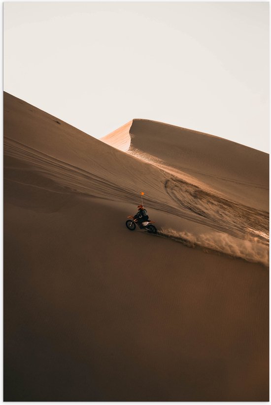 WallClassics - Poster (Mat) - Motorcrosser met Oranje Vlag op Berg in Woestijn - 80x120 cm Foto op Posterpapier met een Matte look