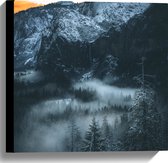 WallClassics - Canvas  - Hoge Bergen boven de Bomen uit - 40x40 cm Foto op Canvas Schilderij (Wanddecoratie op Canvas)