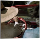 WallClassics - Dibond - Oud Koppel in Cabrio - 50x50 cm Foto op Aluminium (Met Ophangsysteem)