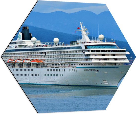 WallClassics - Dibond Hexagon - Cruiseschip wegvarend van Bergen - 70x60.9 cm Foto op Hexagon (Met Ophangsysteem)
