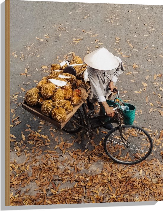 WallClassics - Hout - Bovenaanzicht van Thaise Man met Vruchten - 60x80 cm - 12 mm dik - Foto op Hout (Met Ophangsysteem)