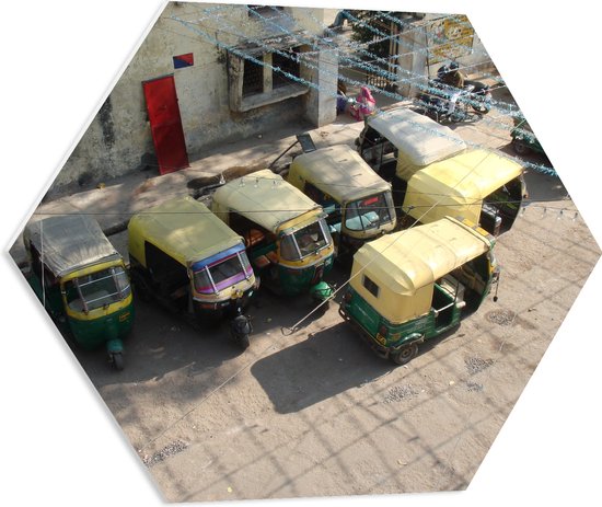 WallClassics - PVC Schuimplaat Hexagon  - Groepje Geparkeerde Tuc Tucs in India - 60x52.2 cm Foto op Hexagon (Met Ophangsysteem)