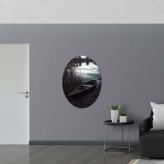 WallClassics - Panneau de mousse PVC ovale - Vieux bateau de skipper au bord de l' Water - 81x108 cm Photo sur ovale (avec système de suspension)