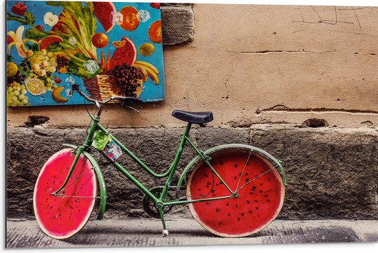 WallClassics - Dibond - Fiets met Watermeloen Wielen - 75x50 cm Foto op Aluminium (Wanddecoratie van metaal)