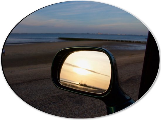 WallClassics - Dibond Ovaal - Autospiegel op het Strand in de Avond - 40x30 cm Foto op Ovaal (Met Ophangsysteem)