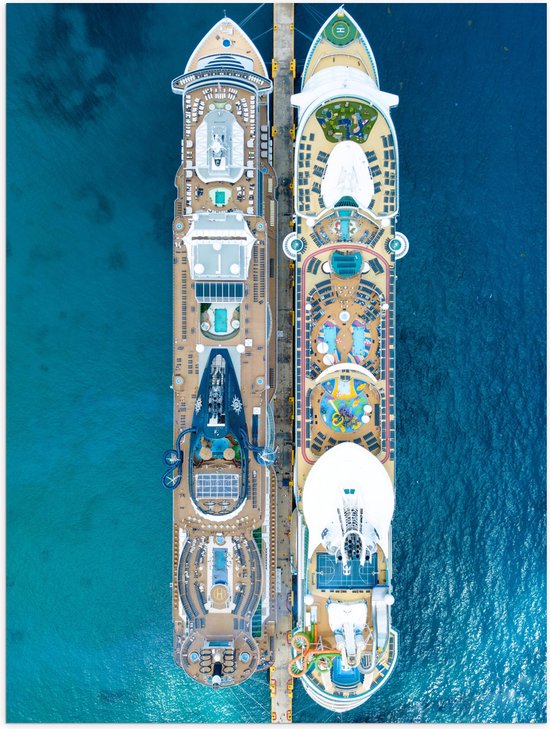 WallClassics - Poster Glanzend – Bovenaanzichtt van Mega Grote Cruiseschippen - 75x100 cm Foto op Posterpapier met Glanzende Afwerking