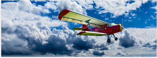 WallClassics - Poster (Mat) - Rood/Geel Vliegtuig in Wolkenvelden - 90x30 cm Foto op Posterpapier met een Matte look