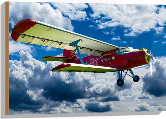 WallClassics - Hout - Rood/Geel Vliegtuig in Wolkenvelden - 75x50 cm - 12 mm dik - Foto op Hout (Met Ophangsysteem)