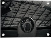 WallClassics - Tuinposter – Vliegtuig in Fabriekshal (zwart/wit) - 40x30 cm Foto op Tuinposter  (wanddecoratie voor buiten en binnen)
