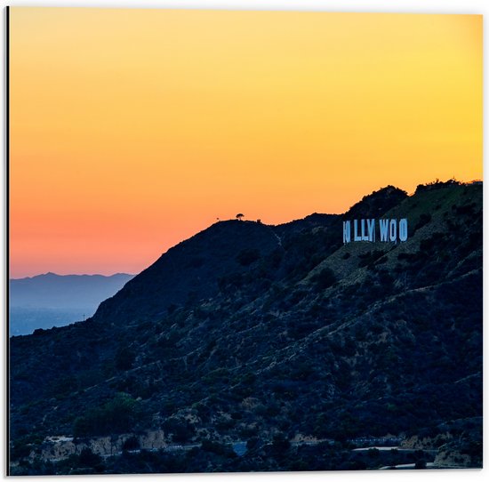 WallClassics - Dibond - Hollywood Sign met Zonsondergang - 50x50 cm Foto op Aluminium (Wanddecoratie van metaal)