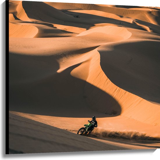 WallClassics - Canvas  - Groene Motorcrosser in Woestijnbergen - 100x100 cm Foto op Canvas Schilderij (Wanddecoratie op Canvas)