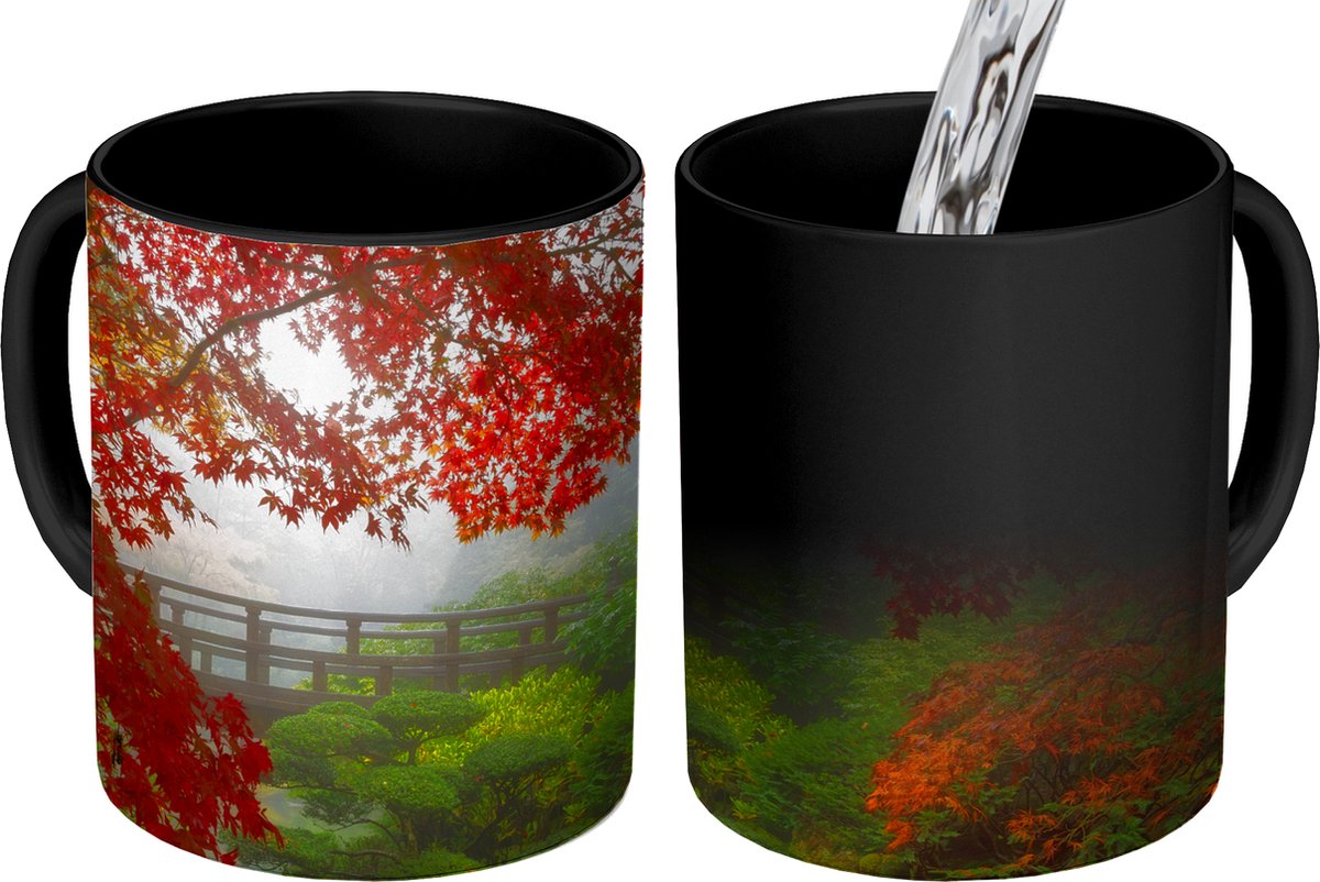 Magische Mok - Foto op Warmte Mokken - Koffiemok - Japanse esdoorn - Bomen - Brug - Natuur - Japans - Magic Mok - Beker - 350 ML - Theemok