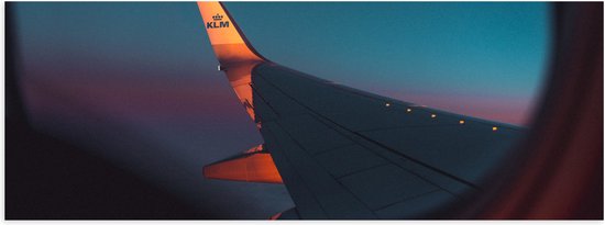 WallClassics - Poster Glanzend – Vliegtuigvleugel tegen de Nacht - 60x20 cm Foto op Posterpapier met Glanzende Afwerking