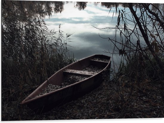 WallClassics - Dibond - Oud Schippersbootje bij het Water - 80x60 cm Foto op Aluminium (Wanddecoratie van metaal)