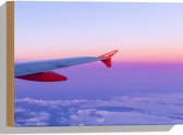 WallClassics - Hout - Rood/Witte Vliegtuigvleugel in Paarse Lucht - 40x30 cm - 12 mm dik - Foto op Hout (Met Ophangsysteem)