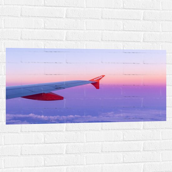WallClassics - Muursticker - Rood/Witte Vliegtuigvleugel in Paarse Lucht - 100x50 cm Foto op Muursticker