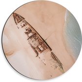 WallClassics - Dibond Muurcirkel - Gezandstraald Scheepswrak op Strand - 30x30 cm Foto op Aluminium Muurcirkel (met ophangsysteem)
