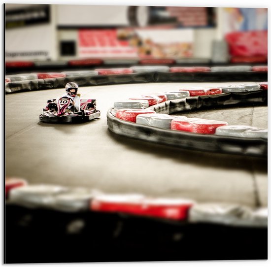 WallClassics - Dibond - Karter op Indoor Kartbaan - 50x50 cm Foto op Aluminium (Met Ophangsysteem)